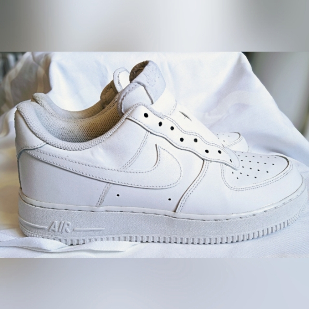 White NIKE AIR FORCE 1s size 9.5 mens